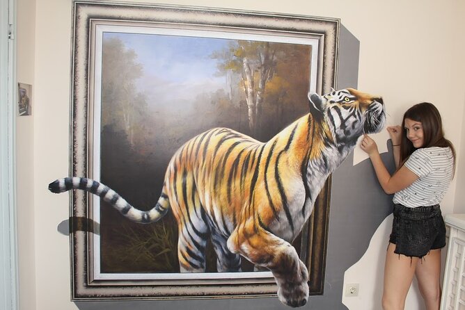 Admission Ticket to Illusions in Museum in Veliko Turnovo - Photo help that makes your pictures look like you planned it