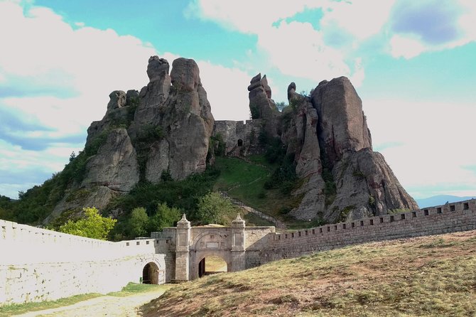 All inclusive Belogradchik fort and Venetsa cave day tour - Why this pairing of fortress and cave feels efficient