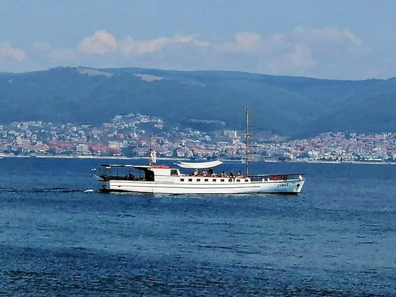 Nessebar: 4-Hour Boat Tour incl. Fishing, Lunch & Drinks - Getting On Board: Clean Boat, Crew Help, and the Drink Plan