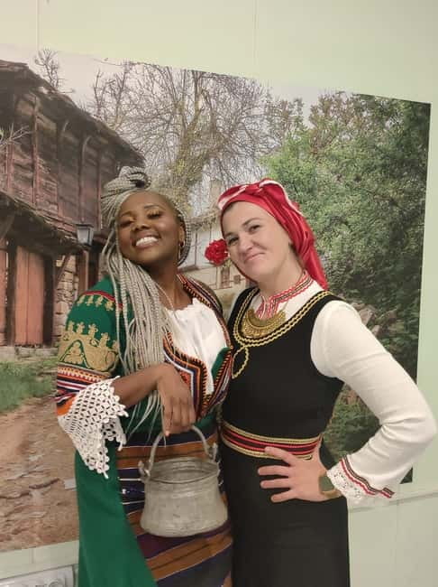 Photos with traditional costumes in Sofia - Finding the showcase: the meeting point inside the bazar area