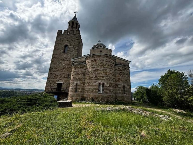Veliko Turnovo-Bulgarian old capital and Arbanasi - Monastery Stop: A Calm Hour Between Big Views