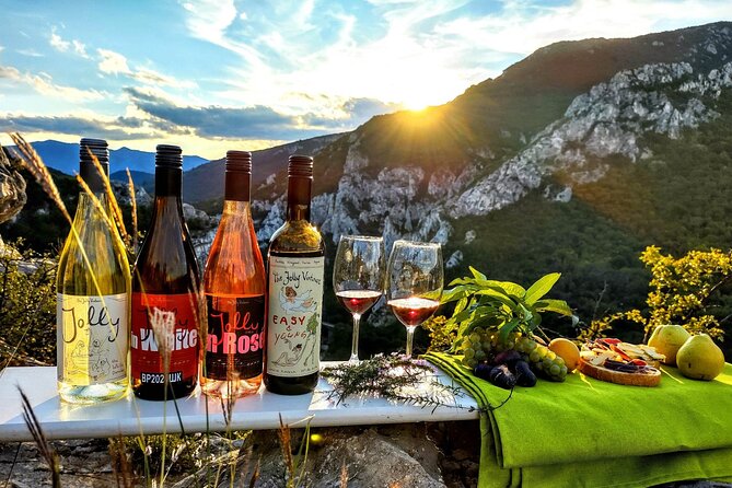 Wine trip with The Jolly Vintners near Sofia - The real star: the tasting location near the river and the Ritli rock formations